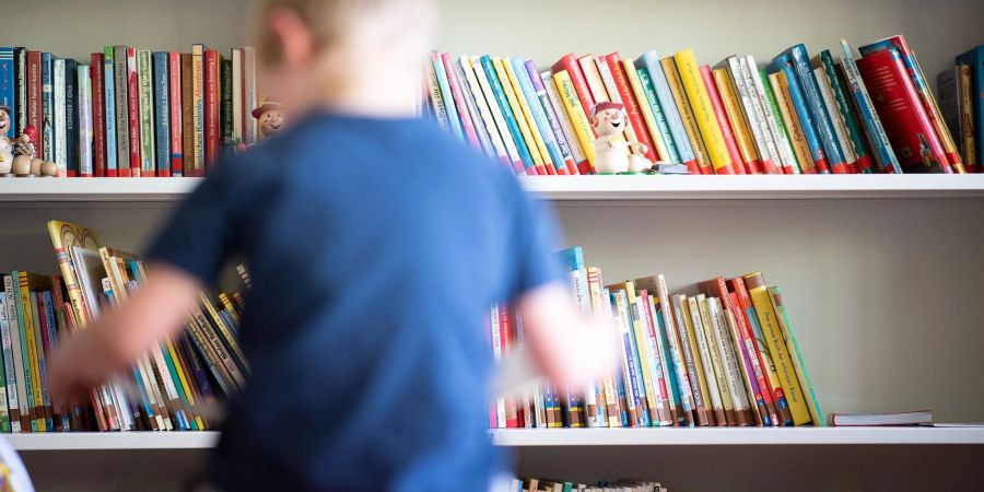 Viele Viertklässler haben einer Studie zufolge einen zu geringen Wortschatz. Der Förderbedarf sei besonders gross bei Kindern, die selten oder nie ein Buch lesen, die nicht in Deutschland geboren sind und deren Eltern einen eher niedrigen Bildungsabschluss haben.