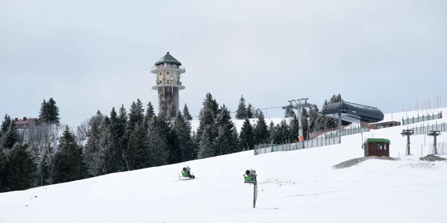 Mit etwa fünf bis zehn Zentimetern ist die Schneedecke am Feldberg zu dünn zum Skifahren.