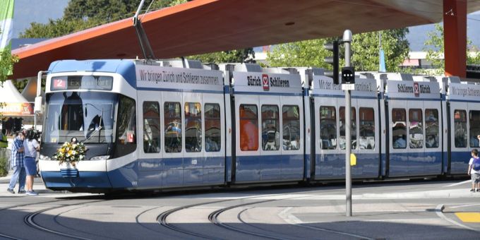 In nur einem Monat - Schon drittes Auto crasht in Limmattalbahn