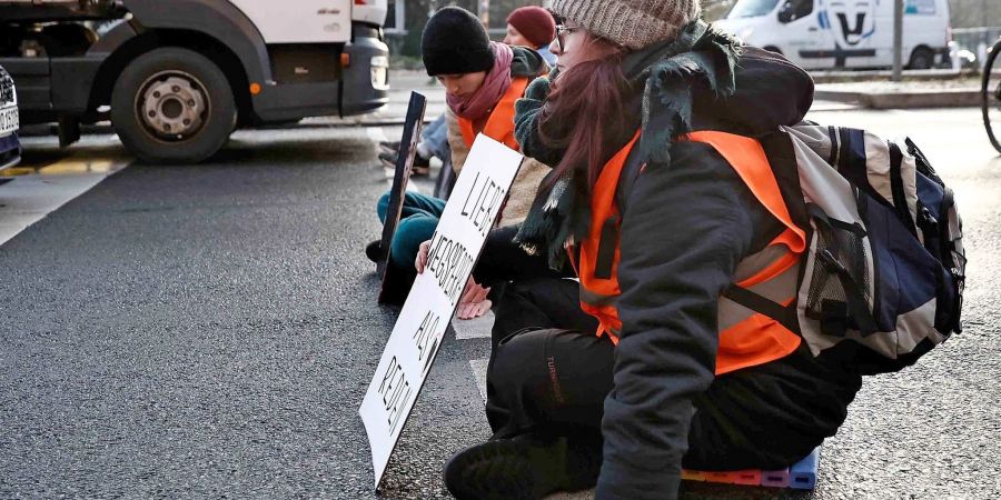 Aktivisten protestieren auf der Prenzlauer Allee in Berlin.