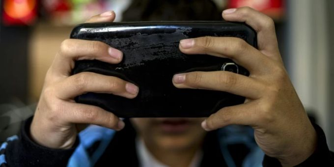 Jugendliche werden nach Angaben von Europol auf Online-Plattformen angeworben. (Symbolbild) Junge mit Handy