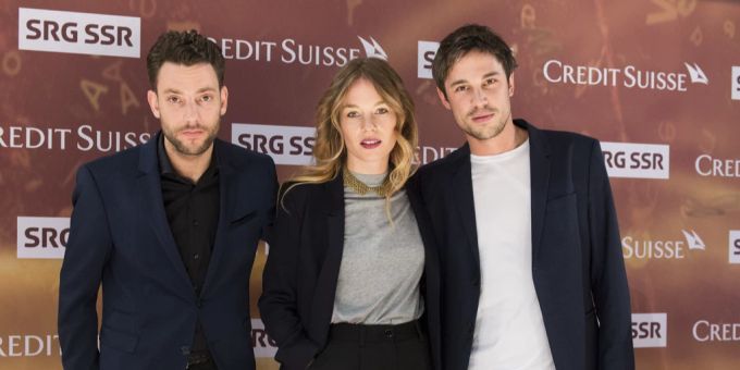 Anna Rossinelli mit ihren Bandkollegen Manuel Meisel und Georg Dillier. anna rossinelli
