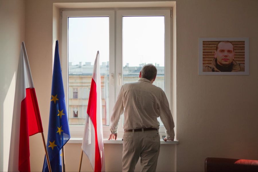 Filmszene Mann am Fenster