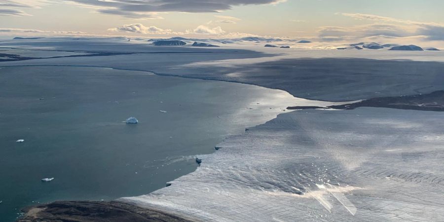 Unbenannte Ausläufer der Devon Eiskappe (Devon Ice Cap) auf Devon Island. Eine Studie zeigt, dass selbst im günstigsten Fall ein grosser Teil der Gletscher verschwinden wird.