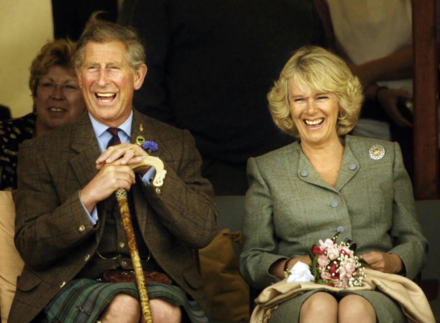 Charles und Camilla im schicken Tweed-Outfit.