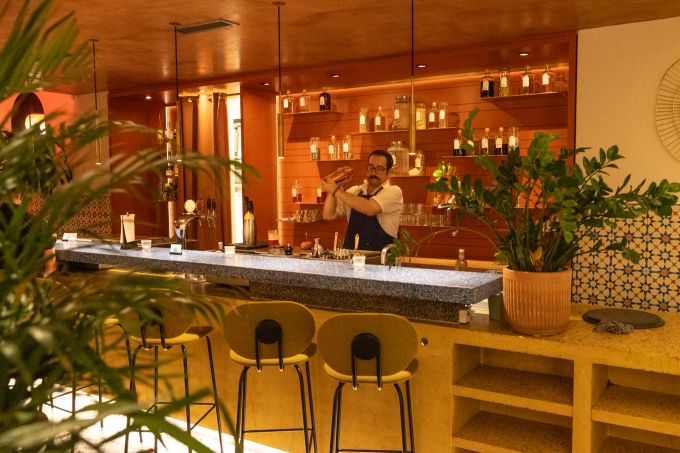 Barkeeper Adi hinter der Bar bereitet einen der Signature-Cocktails mit saisonalen und regionalen Produkten zu. DAR Restaurant Cocktailbar
