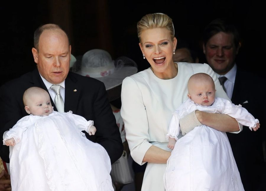 Prinz Albert II. von Monaco und seine Frau Charlène von Monaco halten ihre Zwillingsbabys Gabriella und Jacques bei der Taufe im Jahr 2015.