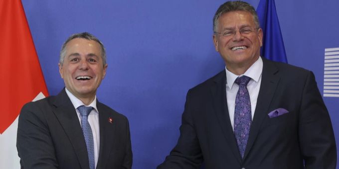 Aussenminister Ignazio Cassis und EU-Kommission-Vizepräsident Maros Sefcovic beim Händeschütteln, Juli 2023, in Brüssel. Cassis Sefcovic EU Schweiz