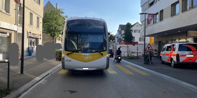 Neuhausen a. Rh. SH - Fussgängerin (20) von Bus erfasst und verletzt
