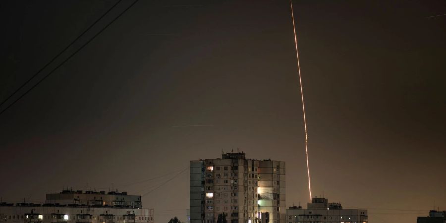 Blick auf Charkiw, während im Hintergrund mutmasslich russische Raketen von der russischen Region Belgorod aus auf die Ukraine abgefeuert werden. (Archiv)