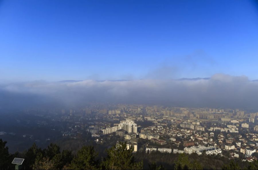 Besonders stark betroffen ist der östliche Teil Europas – die nordmazedonische Hauptstadt Skopje weist dabei die höchste Belastung auf.