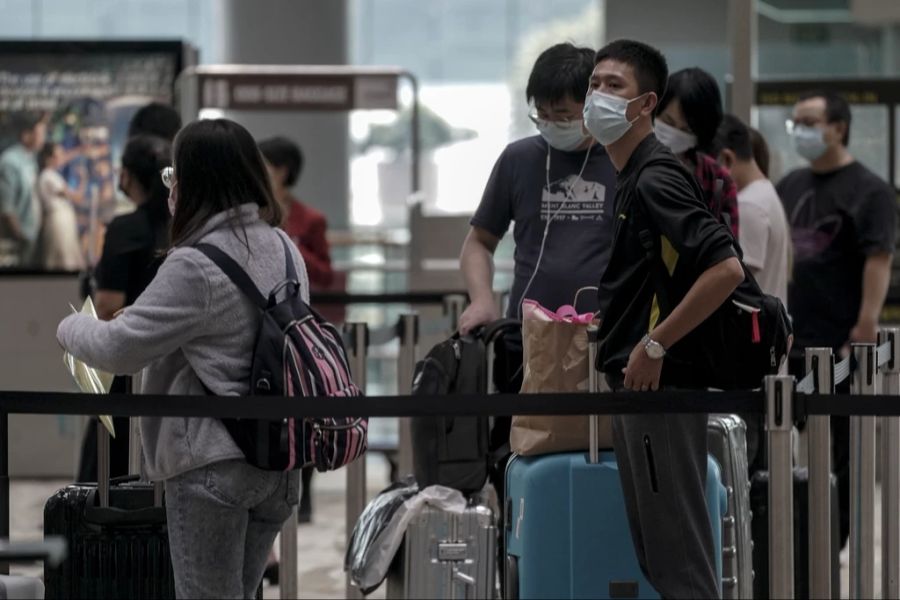 Mithilfe von biometrischen Daten und Gesichtserkennung am Flughafen Singapur soll nun auf papierloses Reisen gesetzt werden.