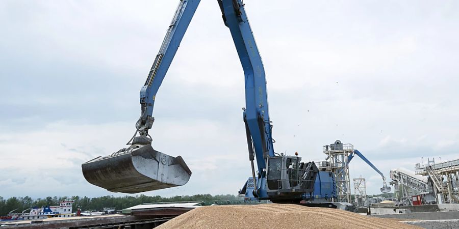 ARCHIV - Ein Bagger verlädt in einem Getreidehafen Getreide in ein Frachtschiff. Die EU-Kommission beendet umstrittene Handelseinschränkungen für ukrainische Getreideprodukte. Foto: Andrew Kravchenko/AP/dpa