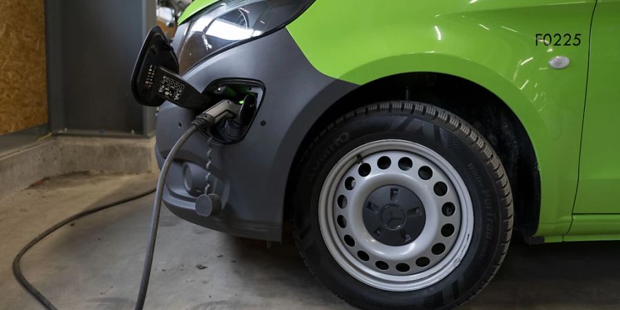Der Ständerat will den Einbau von Ladestationen für E-Autos in Mehrfamilienhäusern nicht finanziell fördern. (Themenbild)