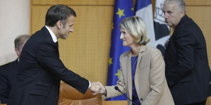 Der französische Präsident Emmanuel Macron (l.) schüttelt die Hände der Präsidentin der korsischen Territorialversammlung Marie-Antoinette Maupertuis (M.) während einer Sitzung auf der südfranzösischen Insel Korsika in Ajaccio, Frankreich, am 28. September 2023.