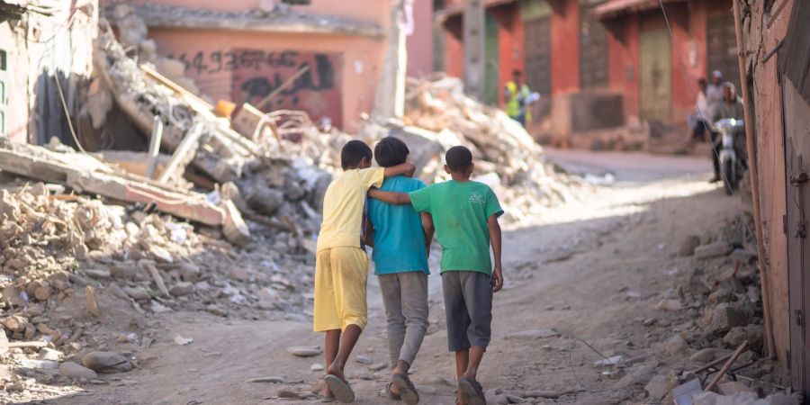 Trümmer säumen die Strassen in der vom Erdbeben beschädigten Stadt Amizmiz ausserhalb von Marrakesch.