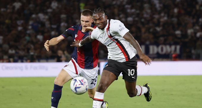 Michel Aebischer im Duell mit Milans Rafael Leao. Serie A - Bologna FC vs AC Milan