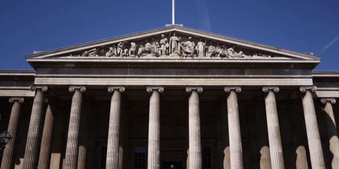 Die Frontansicht des British Museum in London. british museum diebstahl