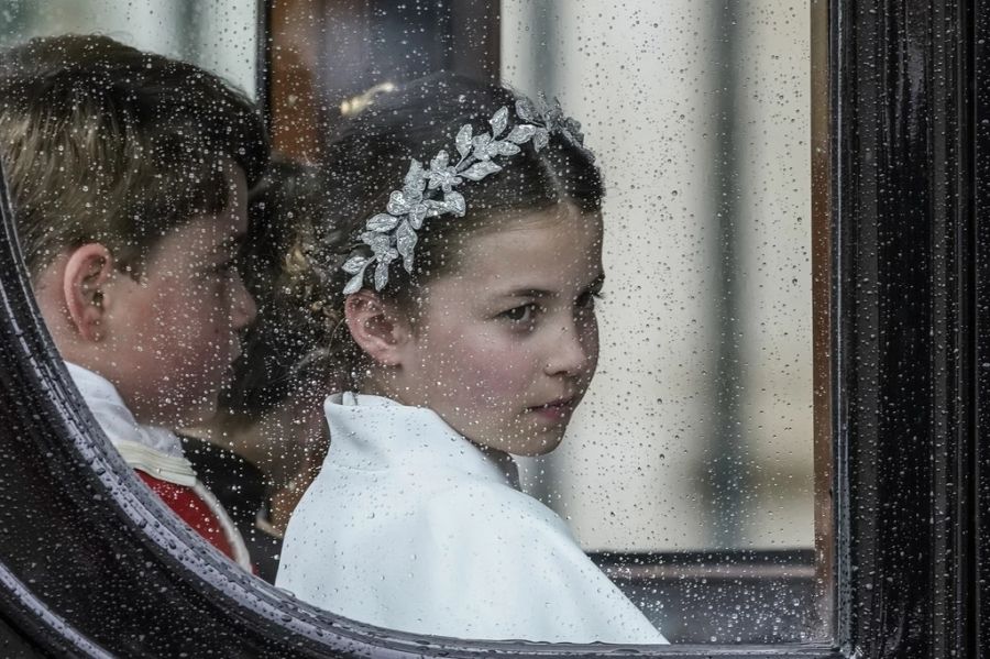 Prinz George mit seiner Schwester Prinzessin Charlotte.