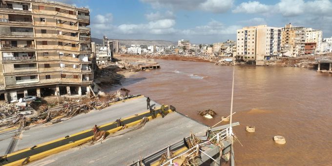 Strassen sind nach Überschwemmungen in Libyen zerstört. Libyen