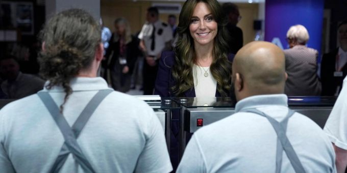 Prinzessin Kate besucht das Gefängnis HMP High Down in Sutton. Prinzessin Kate besucht das Gefängnis HMP High Down in Sutton.