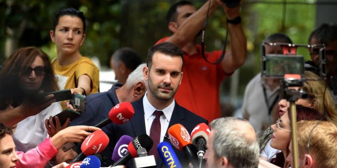 Der Parteipräsident Milojko Spajic von «Europa jetzt!» spricht zu Journalisten. montenegro partei