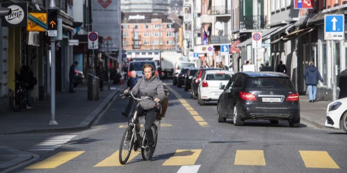 Eine Radfahrerin auf der Zürcher Langstrasse, die sich auf der Busspur weiterbewegt. (Symbolbild) rad zürich langstrasse umstellung
