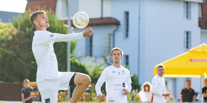 Swen Aebersold (vorne) und Tim Egolf (Mitte) stiessen unglücklich zusammen, wobei sich Egolf verletzte. Darurch verlor der STV Oberentfelden am Samstag, 19. August 2023, seine Final4-Hoffnungen. Der Oberentfelden verliert die Final4-Hoffnungen am 19. August 2023