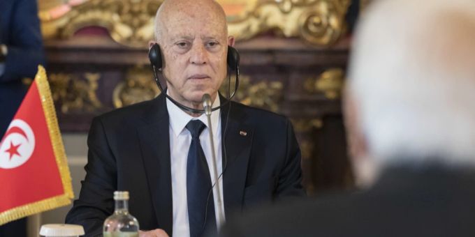 Wegen einer verdächtigen Audiodatei sind zwei Oppositionspolitiker in Tunesien festgenommen worden. In den vergangenen Monaten hat Präsident Kais Saied (Foto) jedoch mehrere Kritiker eingesperrt. tunesien politiker festgenommen
