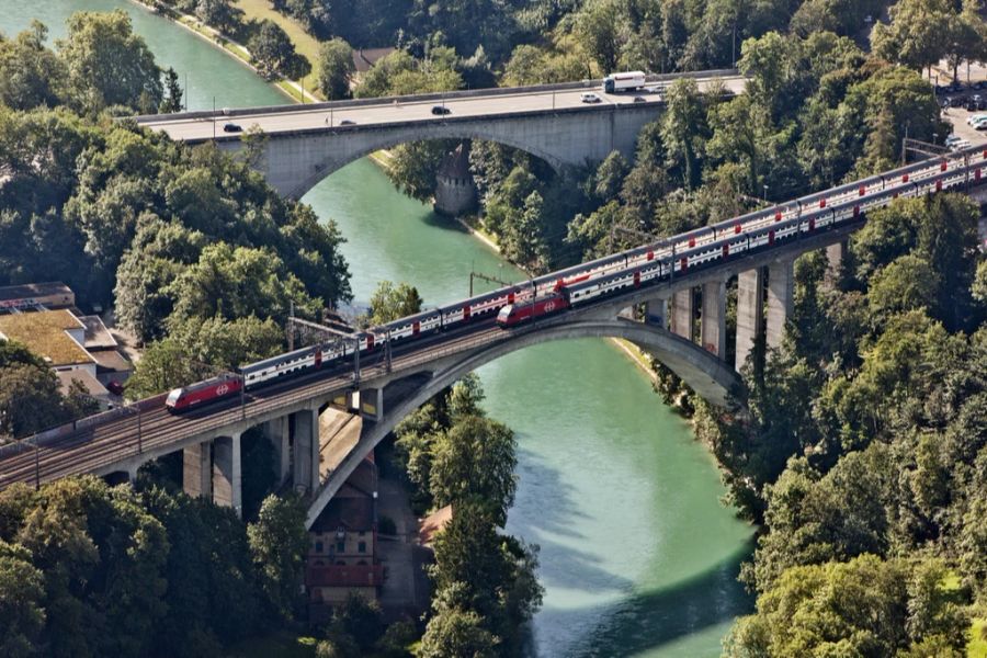 Da es direkt unterhalb der Lorrainebrücke (hinten) lag, ist es gut möglich, dass es von der Brücke gestossen wurde. (Archivbild)