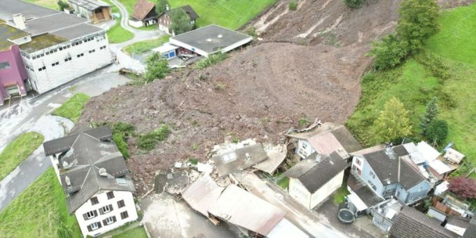 Die Erdmassen verschütteten etliche Gebäude in Schwanden. (Archivbild) Schwanden