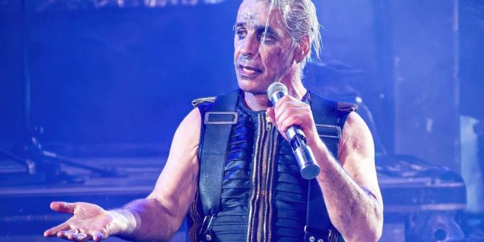 Till Lindemann bei einem Auftritt seiner Band Rammstein. Till Lindemann