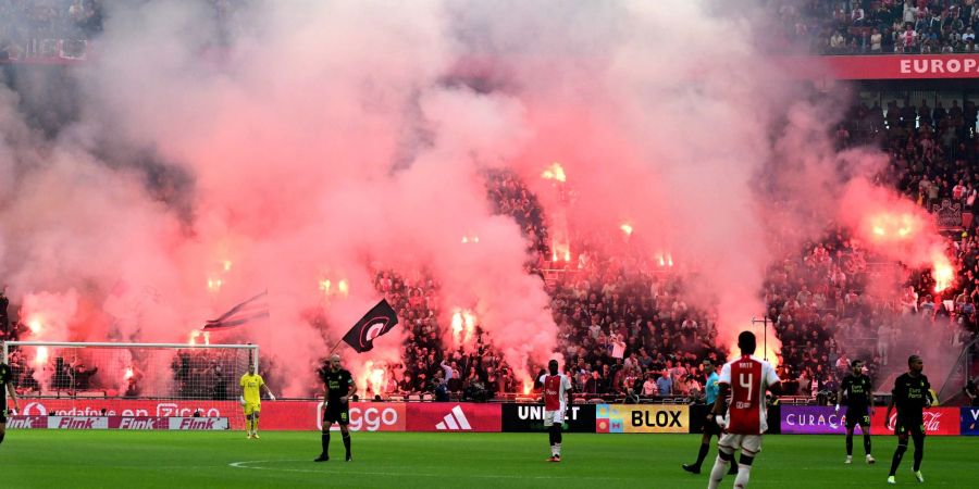 Pyrotechnik bei Fussballspiel