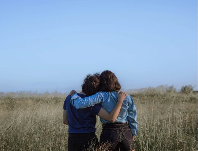 Durch dick und dünn: Das zeichnet wahre Freundschaft aus. Freunde, Freundschaft, Krise, Hilfe