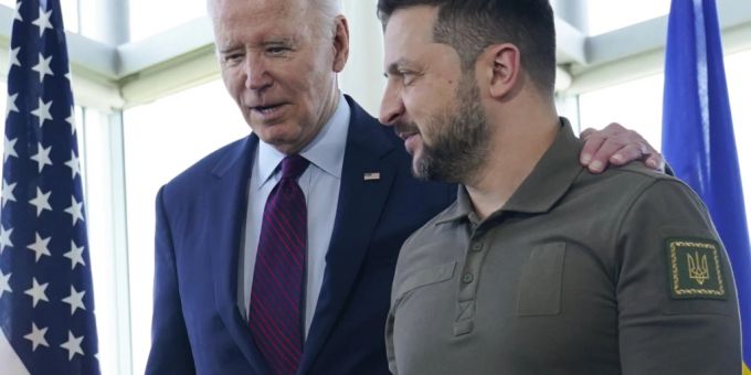 ARCHIV - Joe Biden und Wolodymyr Selensky unterhalten sich vor einer Arbeitssitzung zur Situation in der Ukraine während des G7-Gipfels im Mai. Foto: Susan Walsh/AP Pool/dpa Ukraine