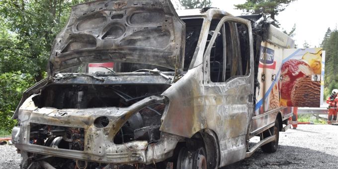Davos Wiesen GR - Lieferwagen durch Brand völlig zerstört