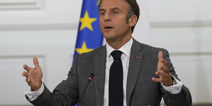 ARCHIV - Nach dem Militärputsch im Niger wird ein französischer Botschafter nach Angaben von Präsident Emmanuel Macron als «Geisel» gehalten. Foto: Christophe Ena/AP Pool/AP/dpa Macron