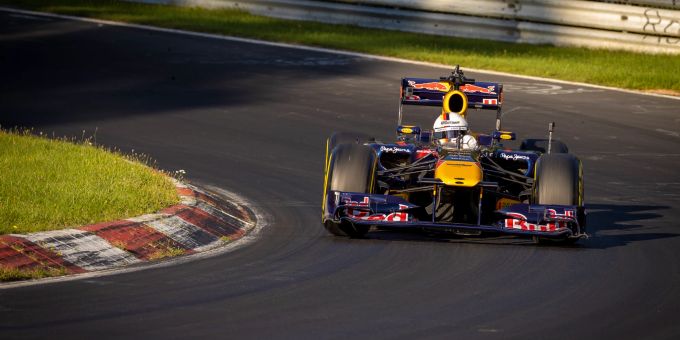 Weltmeister-Auto - Hier fährt Vettel im Red Bull auf der Nordschleife
