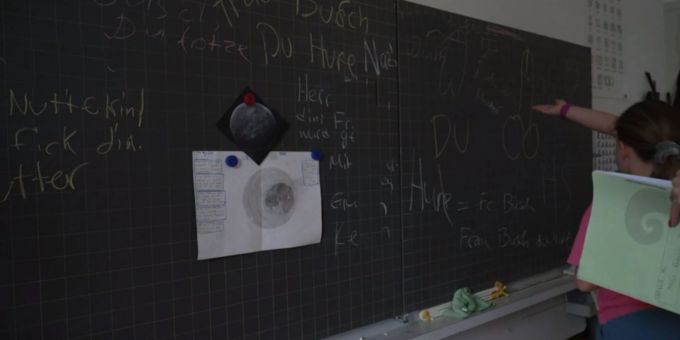 Eine Lehrerin an einer Schule im Kleinbasel wird mit üblen Hassbotschaften an der Wandtafel eingedeckt. Schule Basel-Stadt
