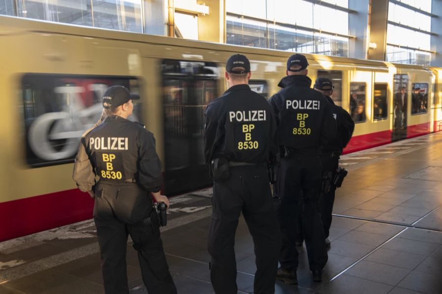 Die Bundespolizei wurde eingeschaltet und bestätigte den Verdacht der Passagierin. (Symbolbild)