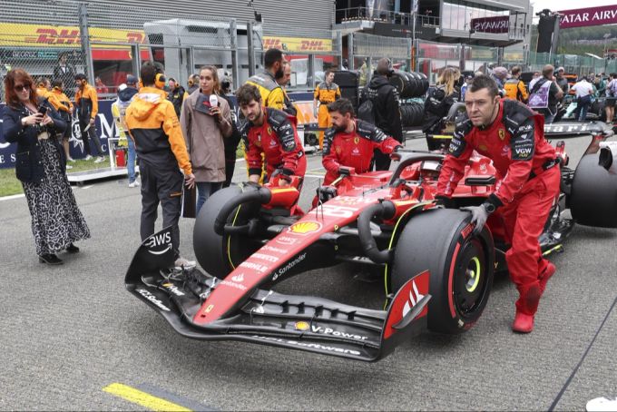 Mechaniker rollen das Auto von Carlos Sainz (Ferrari) in die Startaufstellung. Ferrari Formel 1 Sainz