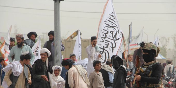 Afghanen in Kandahar halten die Flagge des Islamischen Emirats Afghanistan hoch zur feierlichen Begehung des zweiten Jubiläums der Taliban-Machtübernahme. Taliban Feiertag Afghanistan