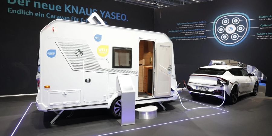 Ein Knaus Yaseo Wohnwagen, gebaut für elektrische Zugfahrzeuge, auf der Caravan Messe.