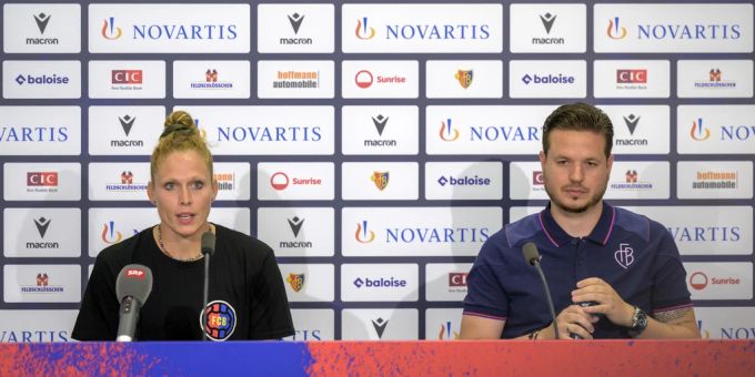 Kim Kulig, Trainerin FC Basel Frauen (links) und Theo Karapetsas, Sportdirektor Frauenfussball (rechts) an einer Medienkonferenz am Dienstag, 11. Juli 2023. (KEYSTONE/Georgios Kefalas) fc basel frauen