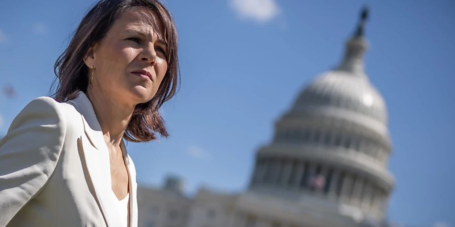 Annalena Baerbock (Bündnis90/Die Grünen), Aussenministerin, geht vor dem Kaptiol nach einem bilateralen Treffen mit Minderheitsführer des Senates der USA, McConnell. Foto: Michael Kappeler/dpa