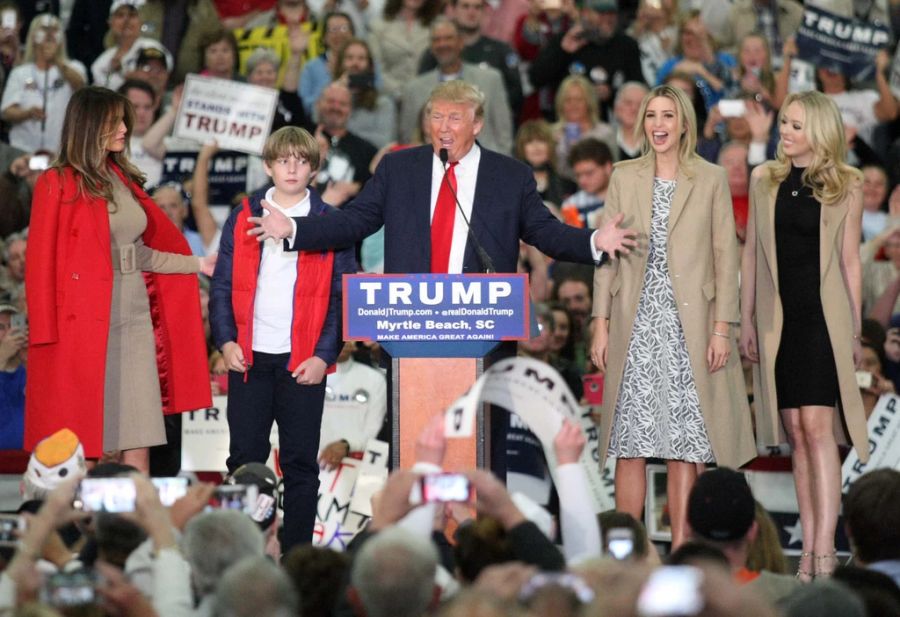 Trump steht am Rednerpult. Rechts seine Frau Melania, der Sohn Baron, Tochter Ivanka und Tochter Tiffany.