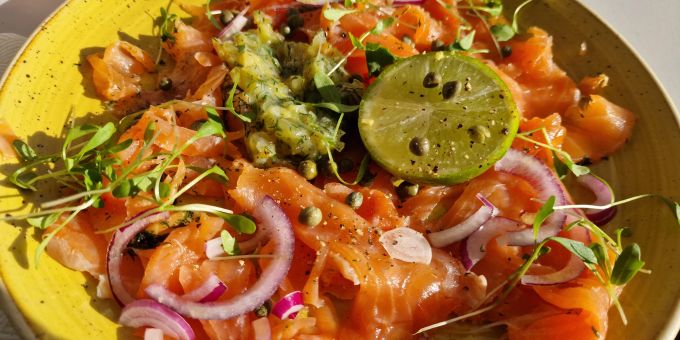 Frisch und Gesund: das «Gravlax» Hausgebeiztes Lachsfilet Jack Daniels, Dill und Senffrucht-Sauerrahm Dip. Restaurant