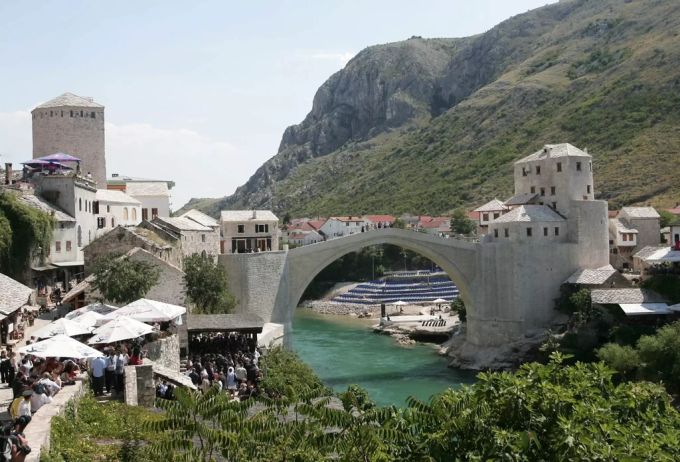 Mostar-Brücke in Bosnien-Herzegowina. Solche Bogenbrücken waren typisch für die osmanische Architektur. Mostar Brücke Bosnien