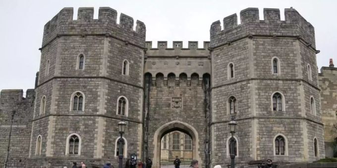 Mit einer Armbrust bewaffnet wurde am ersten Weihnachtstag ein 19-Jähriger auf dem Gelände der Queen-Residenz Schloss Windsor gefasst. Armbrust Weihnachten