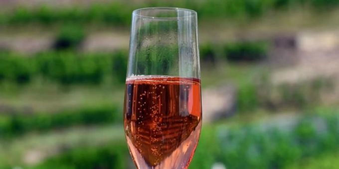 Rosé-Sekt wird weltweit immer beliebter. Seine Farbe erhält er zumeist durch einen Spätburgunder. Foto: Jens Kalaene/dpa-Zentralbild/dpa-tmn Rosé-Sekt wird weltweit immer beliebter. Seine Farbe erhält er zumeist durch einen Spätburgunder. Foto: Jens Kalaene/dpa-Zentralbild/dpa-tmn